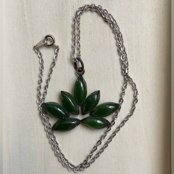 New vintage jade lotus or leaf large statement pendant necklace - Picture 6 of 16
